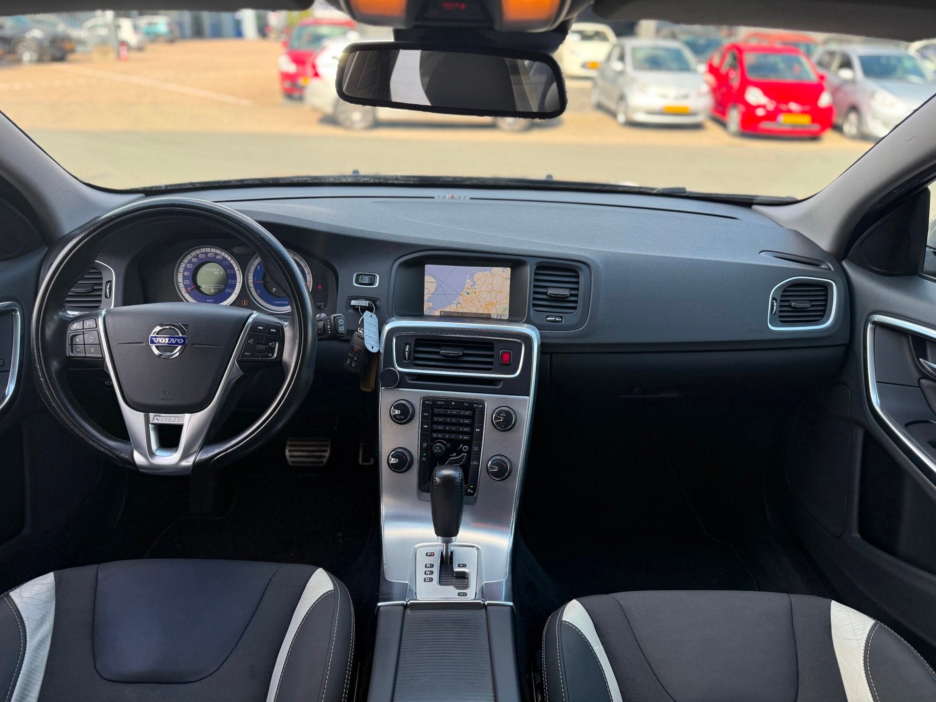 Volvo V60 1.6 T3 R-Design|2e eig|NAP|AUT|PDC|Trekhaak|Cruise, Auto's, Volvo, Gebruikt, 4 cilinders, Blauw, Leder en Stof