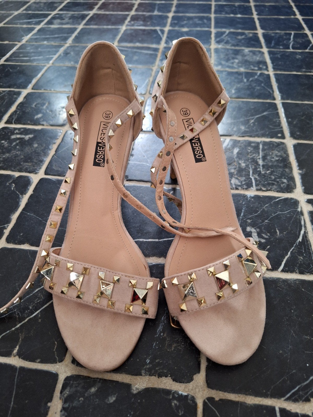 Sandalen met hak en studs - Maat 39, Beige, Vices Verso, Zo goed als nieuw, Sandalen of Muiltjes