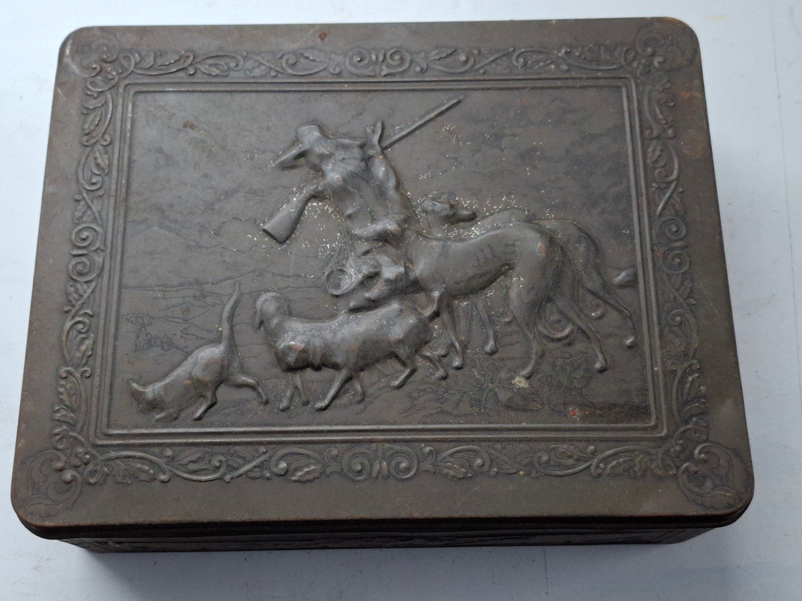 Antiek blik met jachttrofee br 33x h9 d26 cm, Ophalen of Verzenden