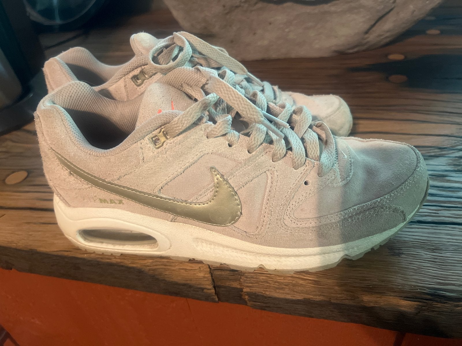 Nike airmax beige met logo in goud, Kleding | Dames, Schoenen, Ophalen of Verzenden, Zo goed als nieuw, Beige, Sneakers of Gympen
