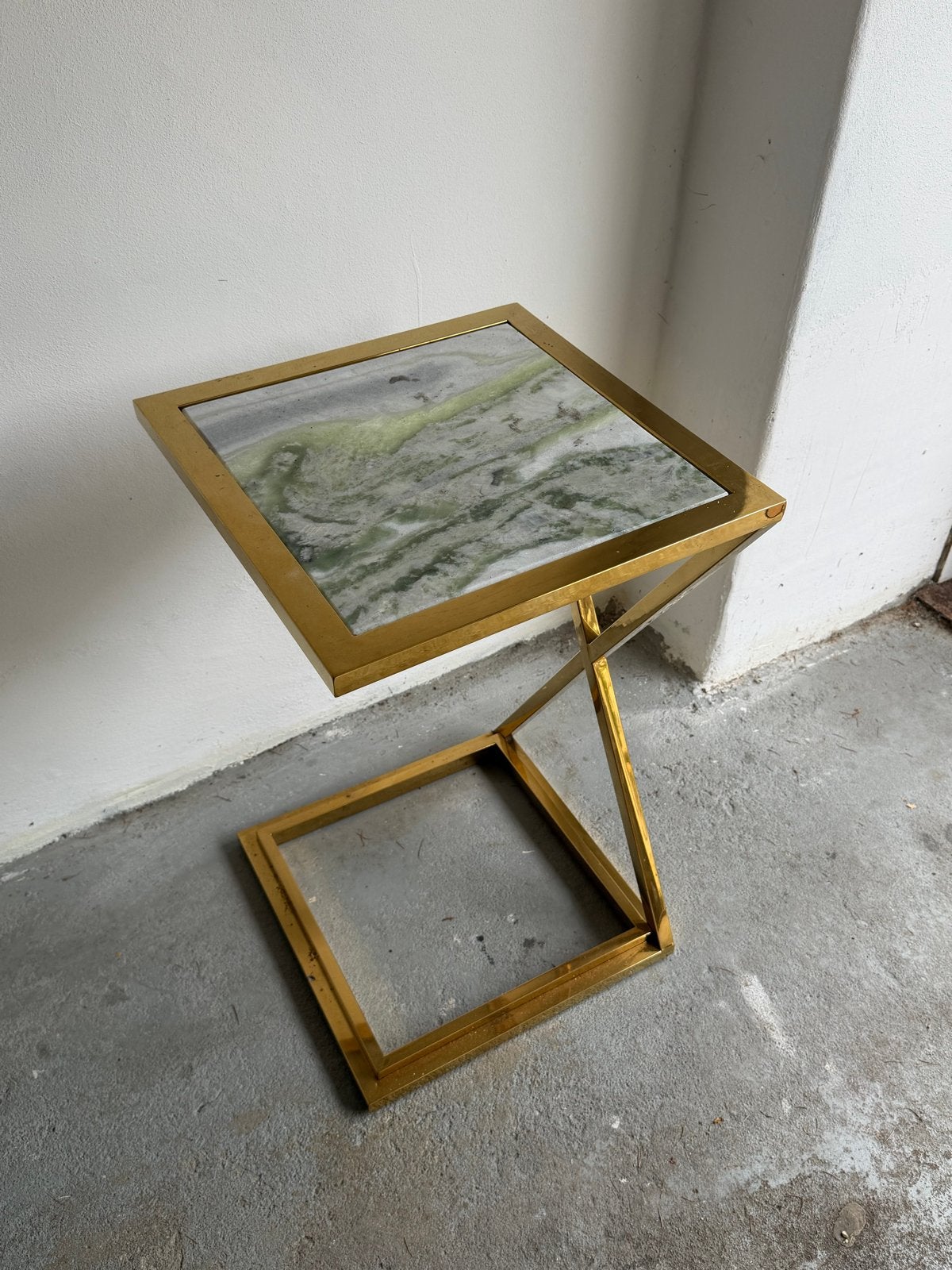 Gouden bijzettafel met marmeren blad, Huis en Inrichting, Minder dan 55 cm, Metaal of Aluminium, Vierkant, Zo goed als nieuw