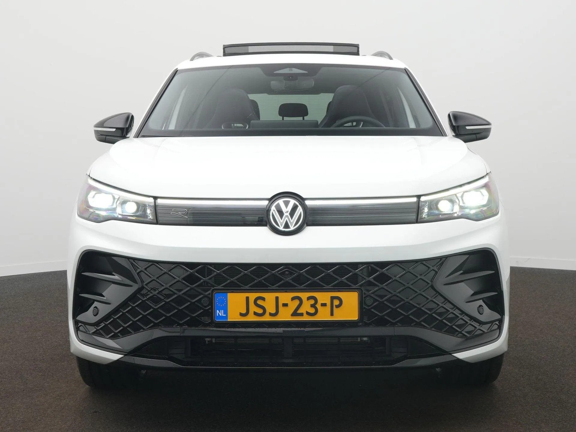Volkswagen Tiguan R-Line Edition 1.5 eHybrid 200 kW / 272 PK, Stof, 2000 kg, 250 km/l, Wit