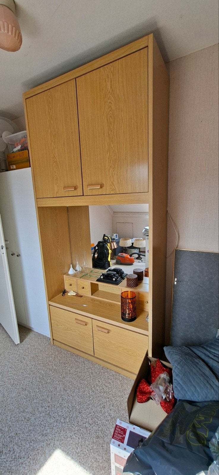 Slaapkamerkast met spiegel en bergruimte, Ophalen, 100 tot 150 cm, 200 cm of meer, 25 tot 50 cm