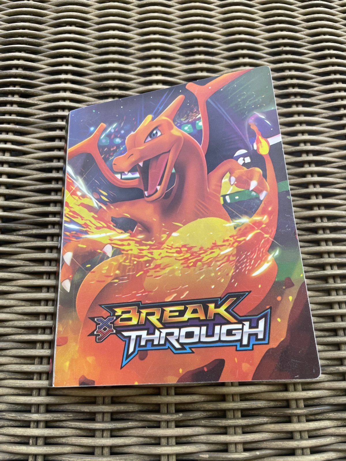 Pokémon-boekje met kaarten - BreakThrough Charizard, Ophalen of Verzenden, Zo goed als nieuw, Boek of Catalogus