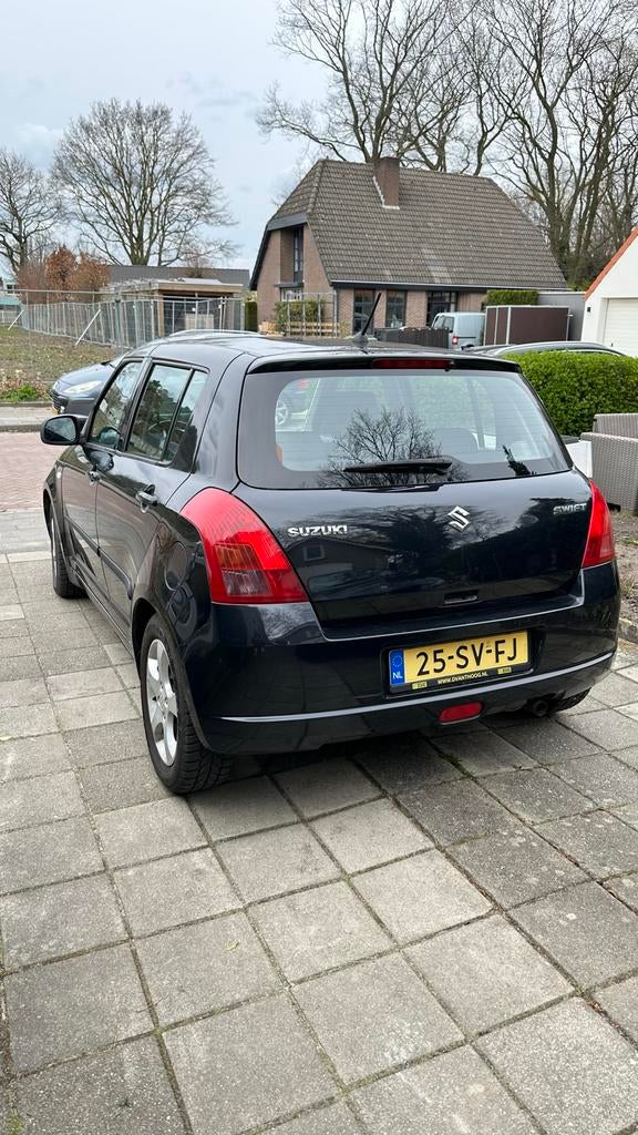 Suzuki Swift 1.3 5DRS 2006 Zwart, Auto's, Voorwielaandrijving, 40 €/maand, 965 kg, 400 kg