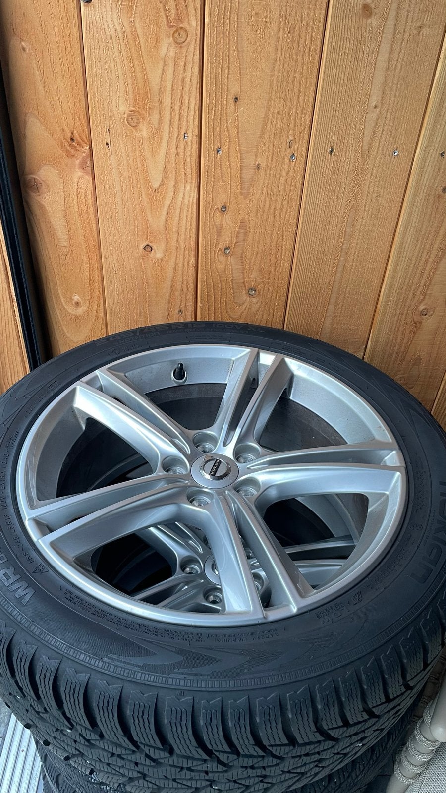 Volvo 18 inch winterbanden met velgen 245/45R18, Ophalen, 18 inch, Banden en Velgen, Winterbanden