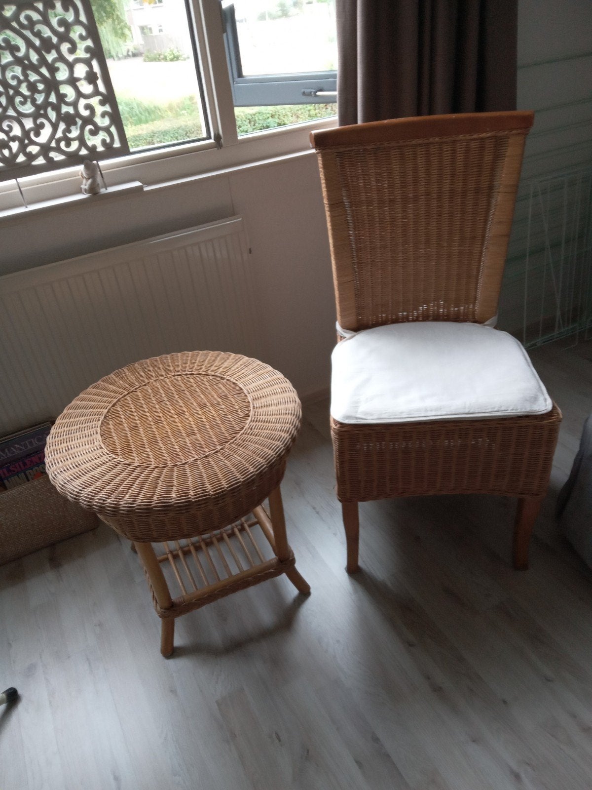 Rotan stoel met bijzettafel - Zo goed als nieuw, Huis en Inrichting, Stoelen, Ophalen, Bruin, Zo goed als nieuw, Eén