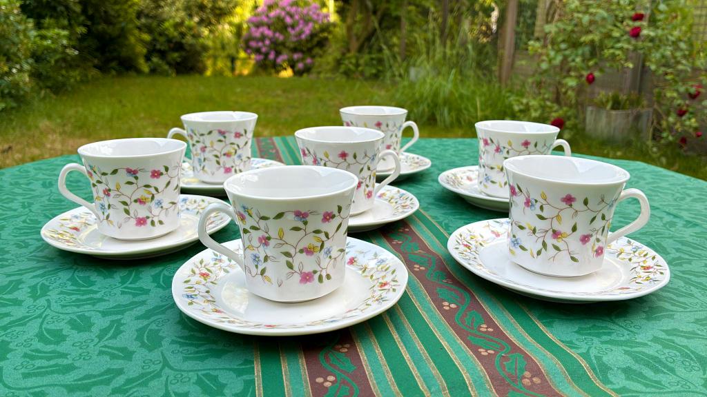 7 delig wit-porcelijnen thee- koffie set, Ophalen of Verzenden