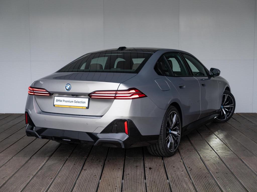 BMW 5 Serie Sedan 530e | M Sportpakket | Glazen Panoramadak, Auto's, Stof, 22 kWh, Met garantie (alle), Hybride Elektrisch/Benzine