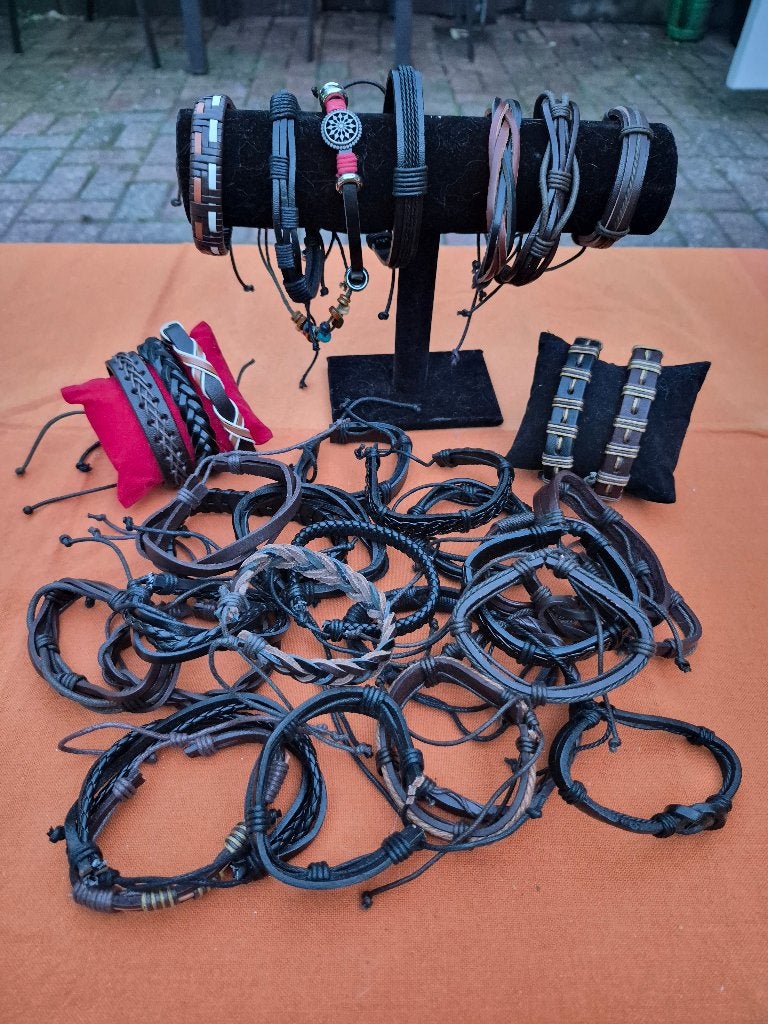 Nieuw: 40 Stuks Lederen Armbanden - Diverse Stijlen, Ophalen of Verzenden, Nieuw, Overige kleuren, Leer