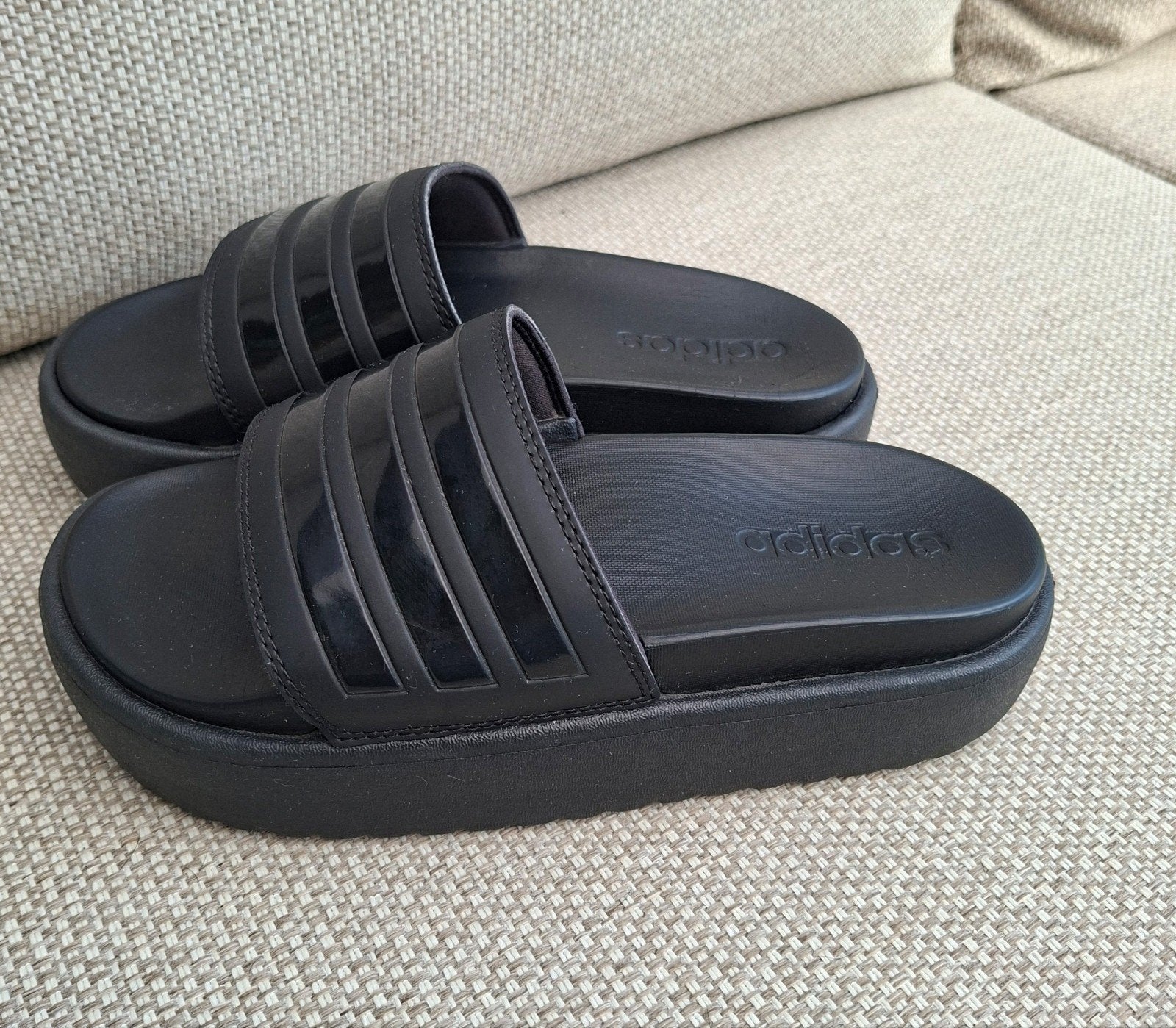 Adidas platform badslippers maat 37, Ophalen of Verzenden, Zo goed als nieuw, Zwart