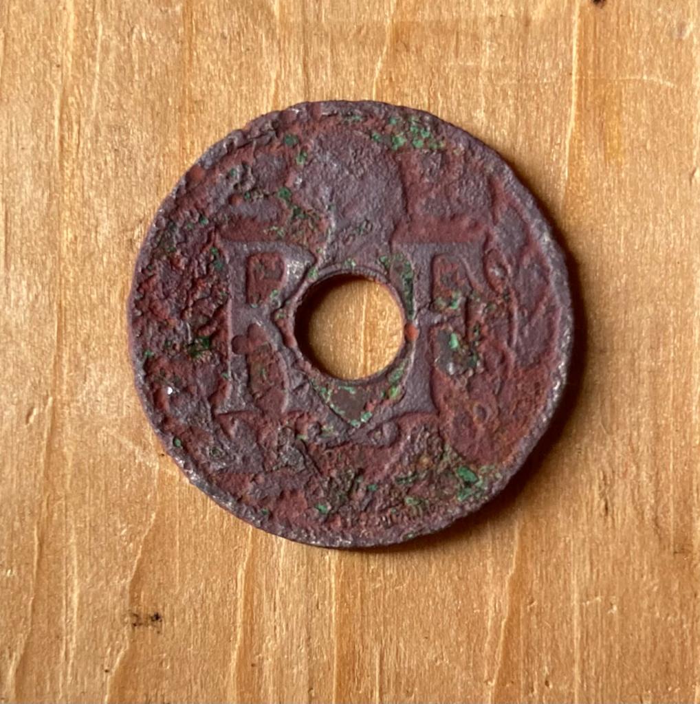 Antieke Franse Indochina 10 Centimes munt met gat, Ophalen of Verzenden, Zuidoost-Azië