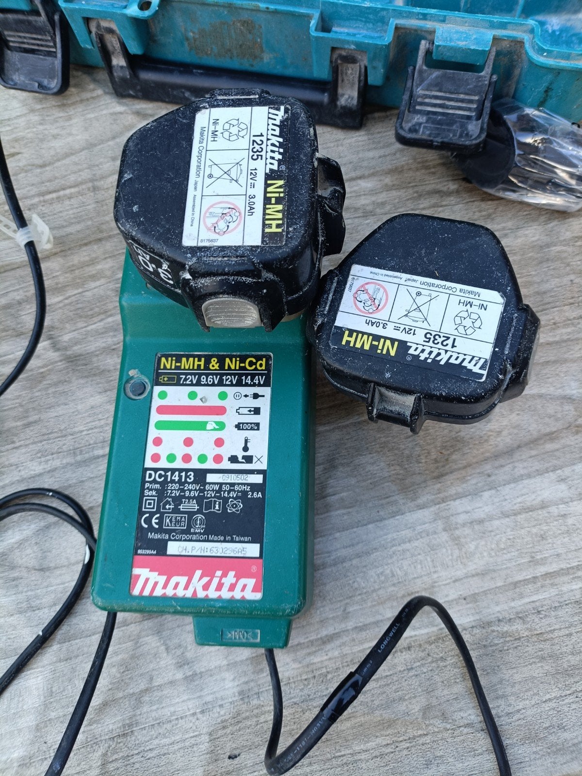 makita lader + 2 batteriq 12v, Ophalen, Zo goed als nieuw, Overige typen