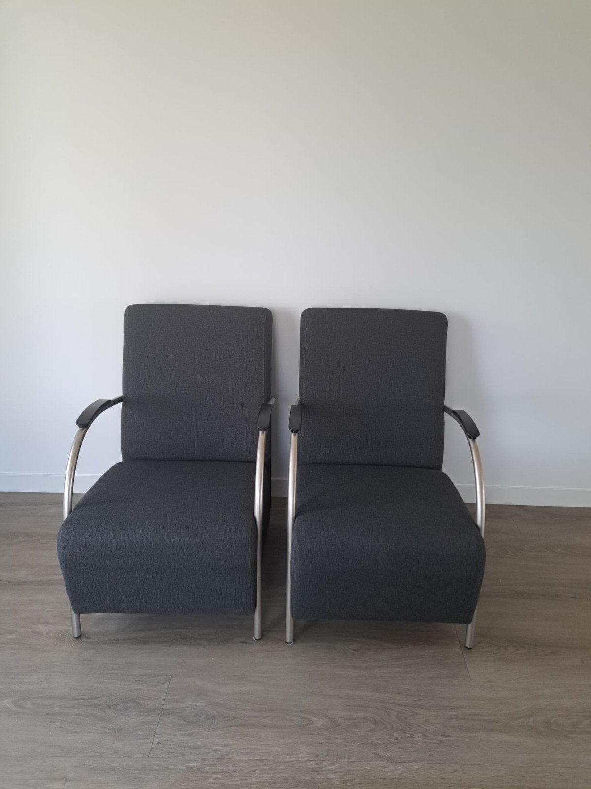 Twee comfortabele fauteuils - donkergrijs, Huis en Inrichting, Ophalen, Modern, Comfortabel, 75 tot 100 cm, Zo goed als nieuw