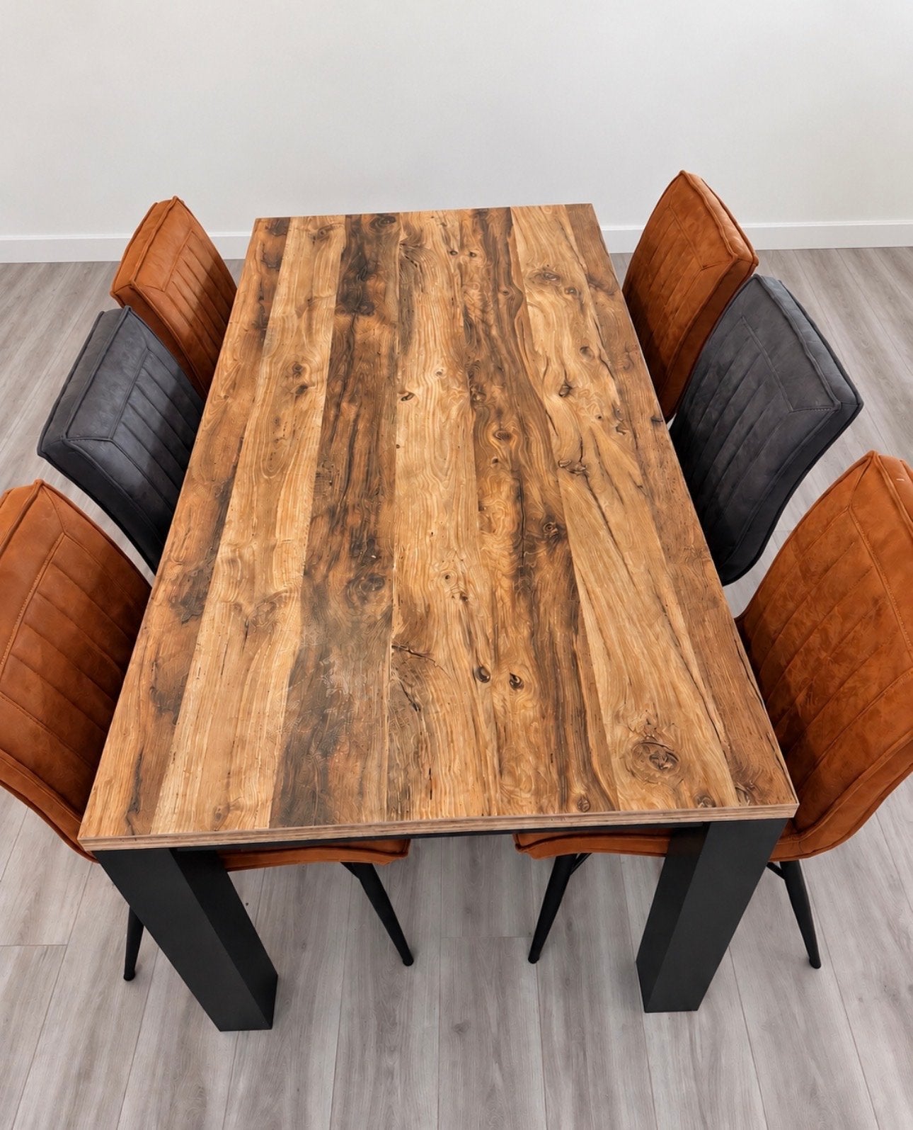 Foto 2 van Stoere eettafel 180x90 cm met 6 stoelen – cognac & grijs