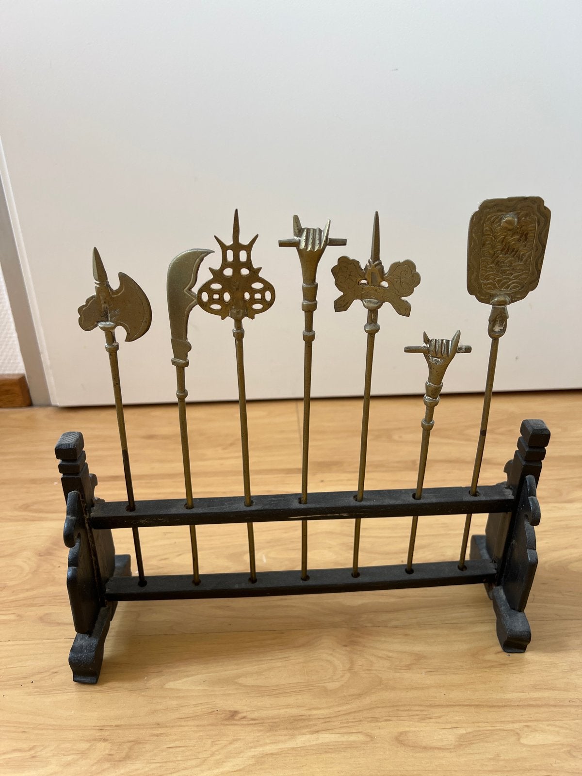 Miniatuur wapenset op standaard - messing en hout, Ophalen