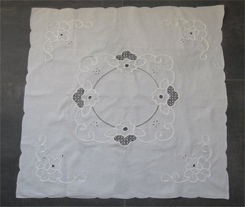 Helderwit kleedje met geborduurde bloemen, Ophalen of Verzenden