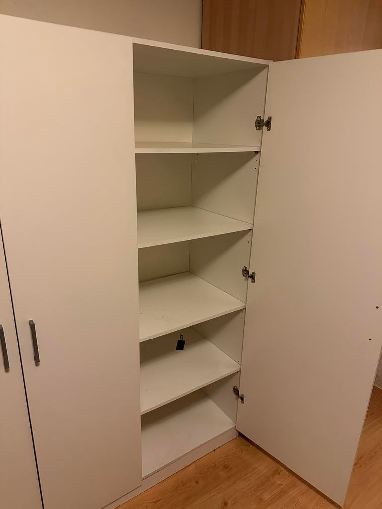 IKEA Witte kledingkast met 3 deuren en planken, Huis en Inrichting, Kasten | Roldeurkasten en Archiefkasten, Ophalen, 100 tot 150 cm