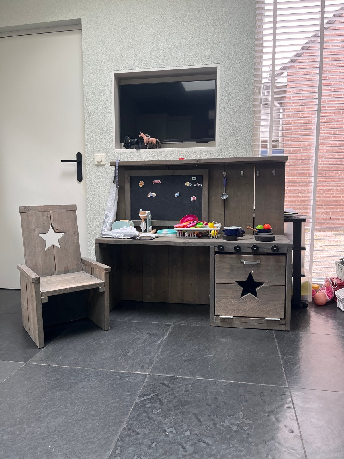 Houten speelkeuken met stoel - Zo goed als nieuw, Kinderen en Baby's, Ophalen, Zo goed als nieuw, Meubelstuk of Keukentje