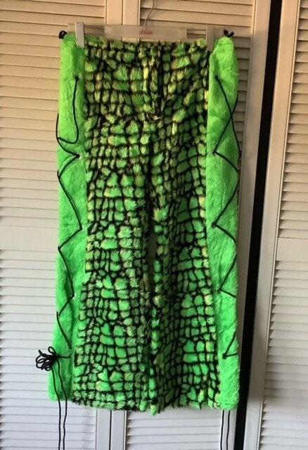 Groene krokodillenbroek maat 42 model 1096, Kleding | Dames, Carnavalskleding en Feestkleding, Carnaval, Maat 42/44 (L), Nieuw