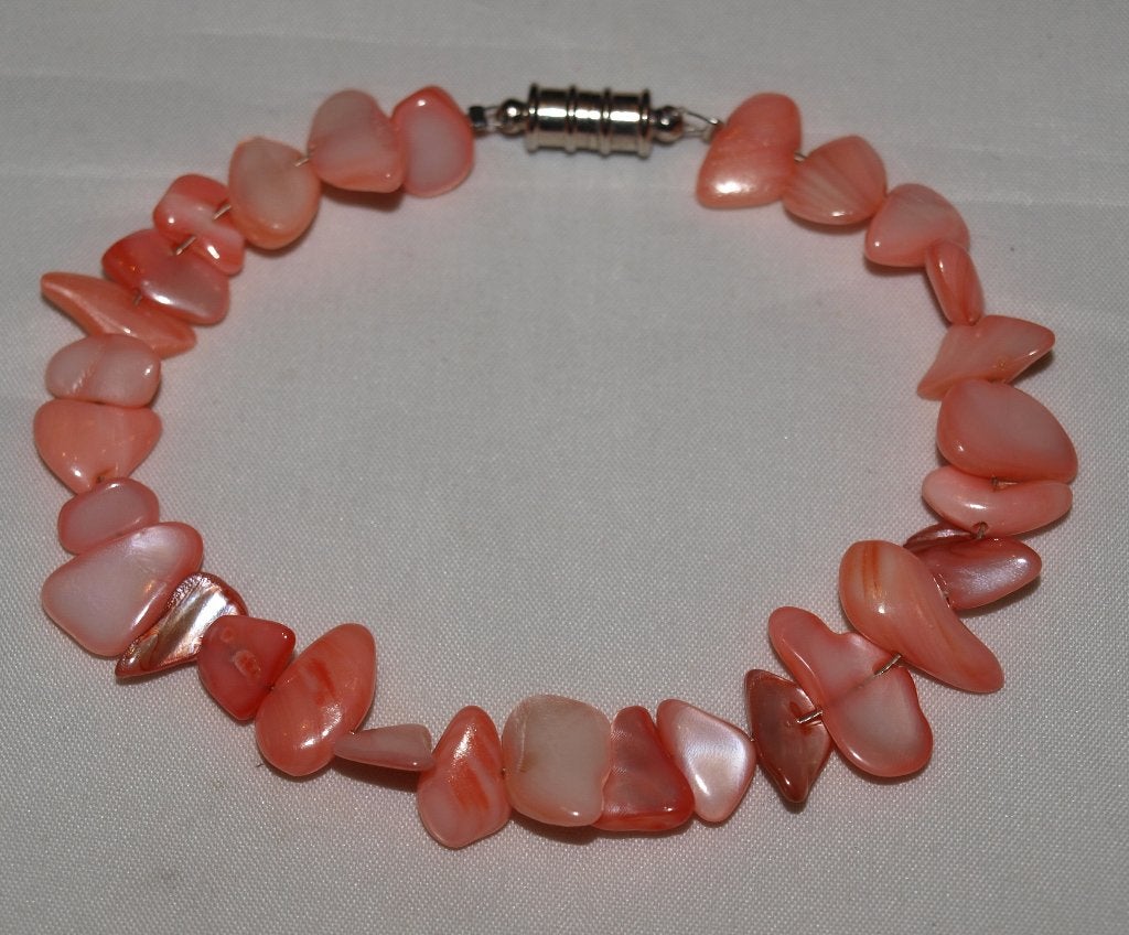 Koraalroze schelpenarmband met magneetsluiting, Overige materialen, Nieuw, Ophalen of Verzenden, Roze