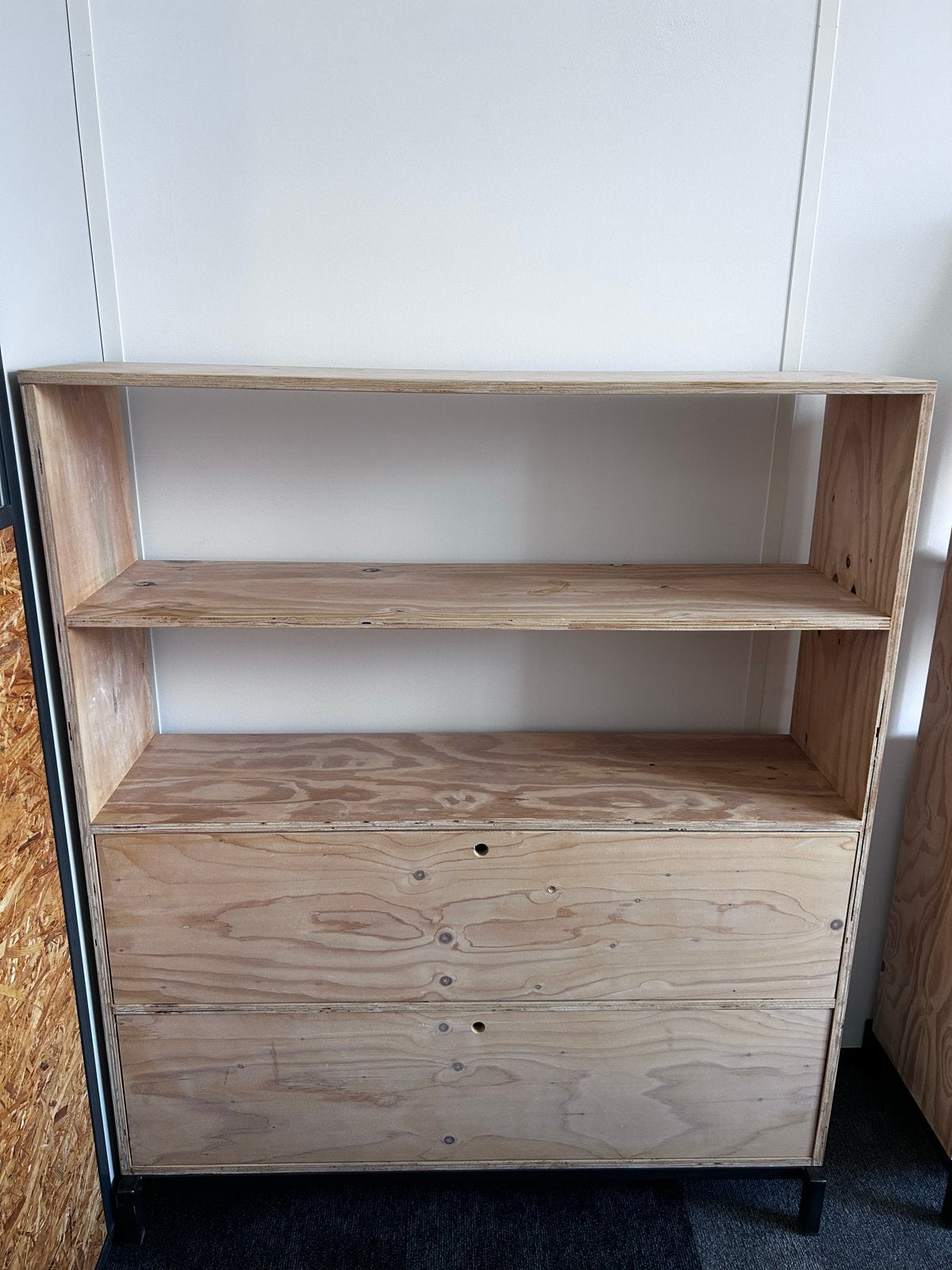Houten kast met planken en kleppen., Ophalen, Gebruikt, Met klep(pen), 50 tot 100 cm