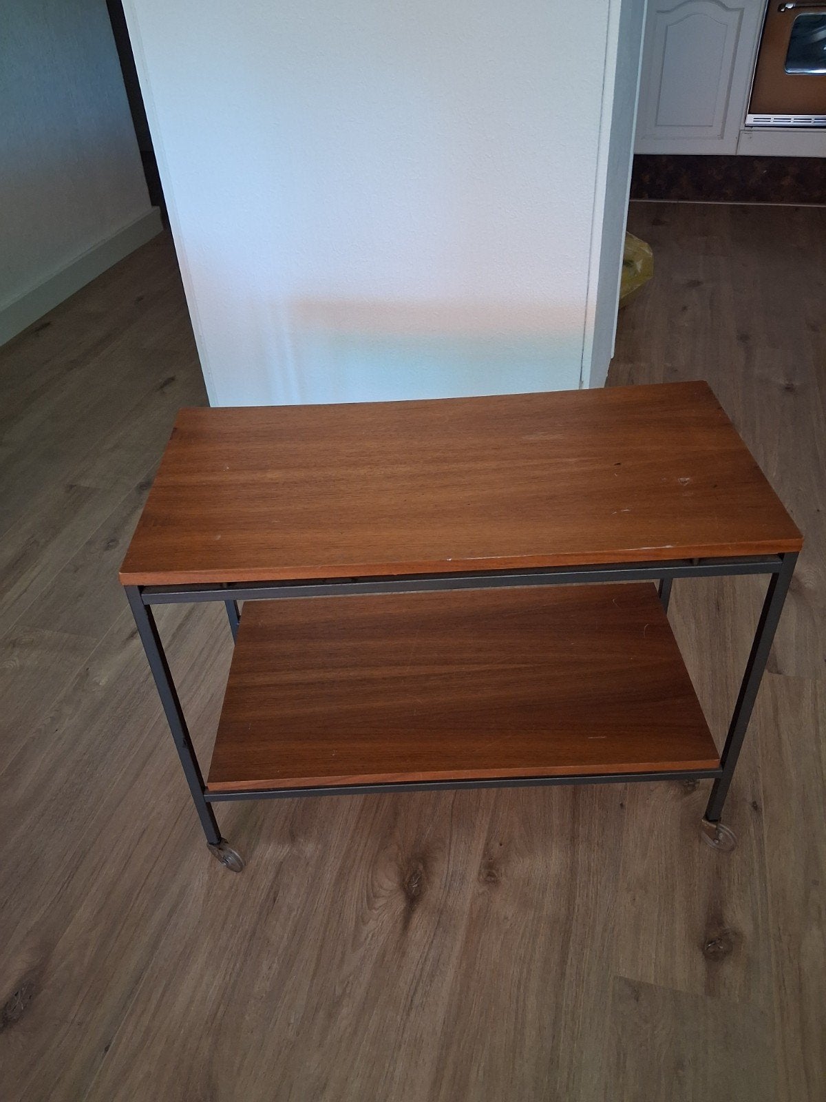 Verrijdbare televisietafel in redelijke staat, Overige houtsoorten, Gebruikt, 25 tot 50 cm, 50 tot 100 cm