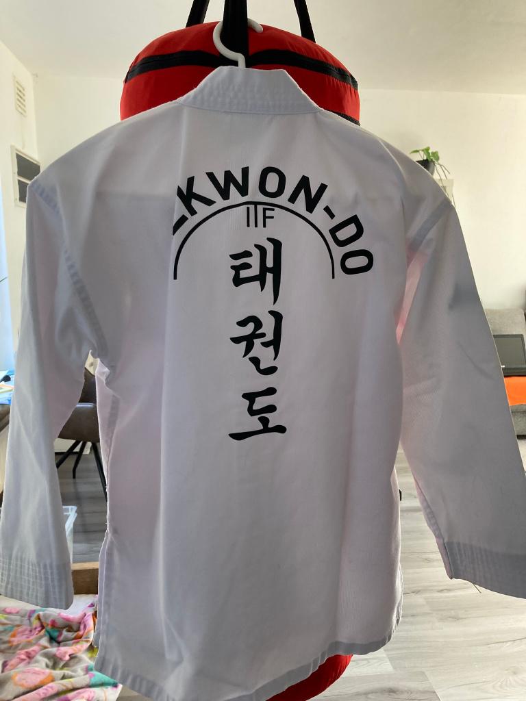 Adidas ITF Taekwondo Pak 140 (Incl. Witte en Gele Band), Gebruikt, Taekwondo, Maat XS of kleiner, Vechtsportpak