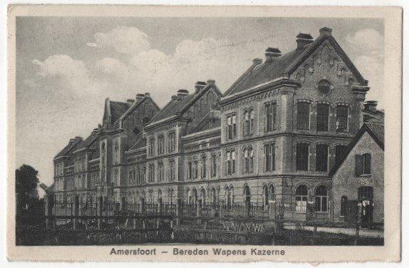AK ~ Amersfoort ~ Bereden Wapens Kazerne ~1928, Verzamelen, Ansichtkaarten | Nederland, Gelopen, Utrecht, 1920 tot 1940, Verzenden