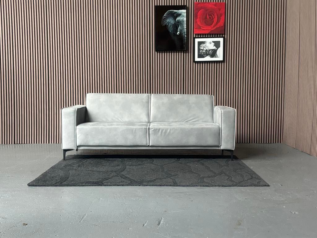 GRATIS LEVERING Suède Driezits Bank Grijs 220x85 SHOWMODEL, Ophalen of Verzenden, Rechte bank, 150 cm of meer, Overige materialen