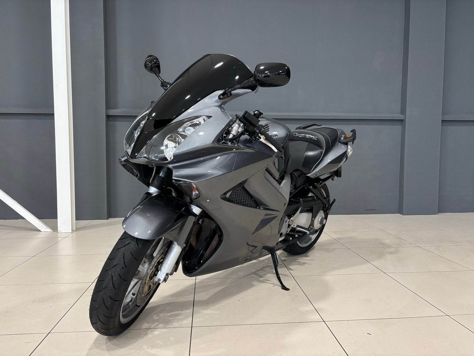 Honda VFR 800 VTEC - handvat verwarming en LeoVince uitlaat, Sportuitlaat, 782 cc, 4 cilinders, Motorrijbewijs A