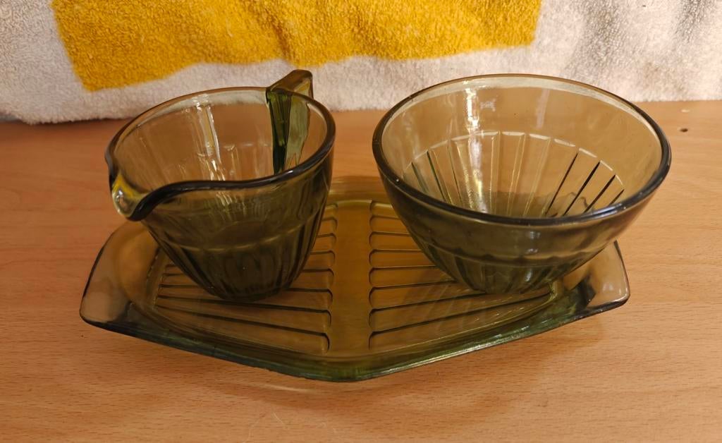 Groen Glazen Suiker- en Melkstel op Dienblad, A.D. Copier, Antiek en Kunst, Antiek | Glas en Kristal, Ophalen of Verzenden