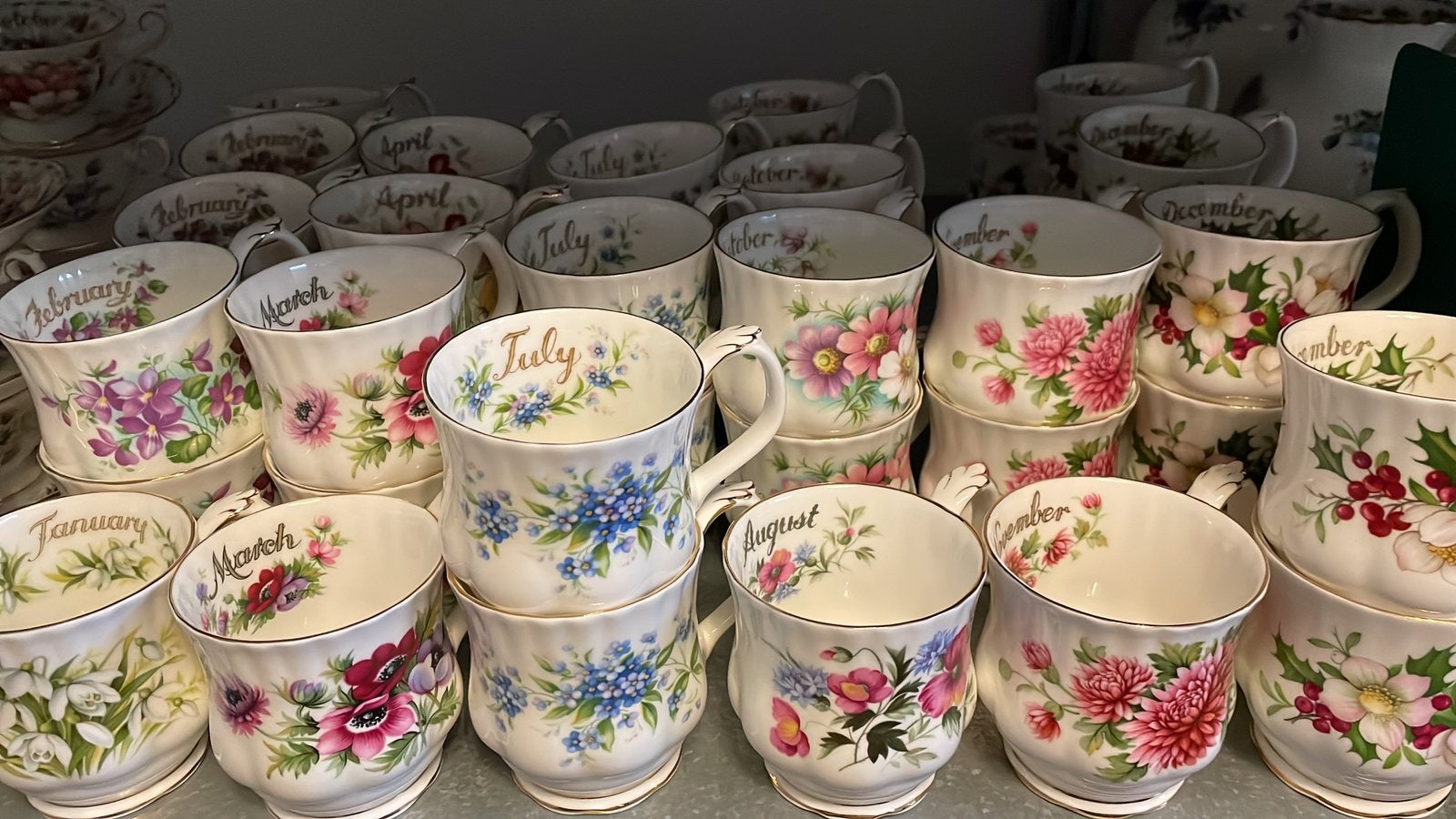 Royal albert FLOWER OF THE MONTH BEKERS, Ophalen, Zo goed als nieuw, Porselein, Kop en/of schotel