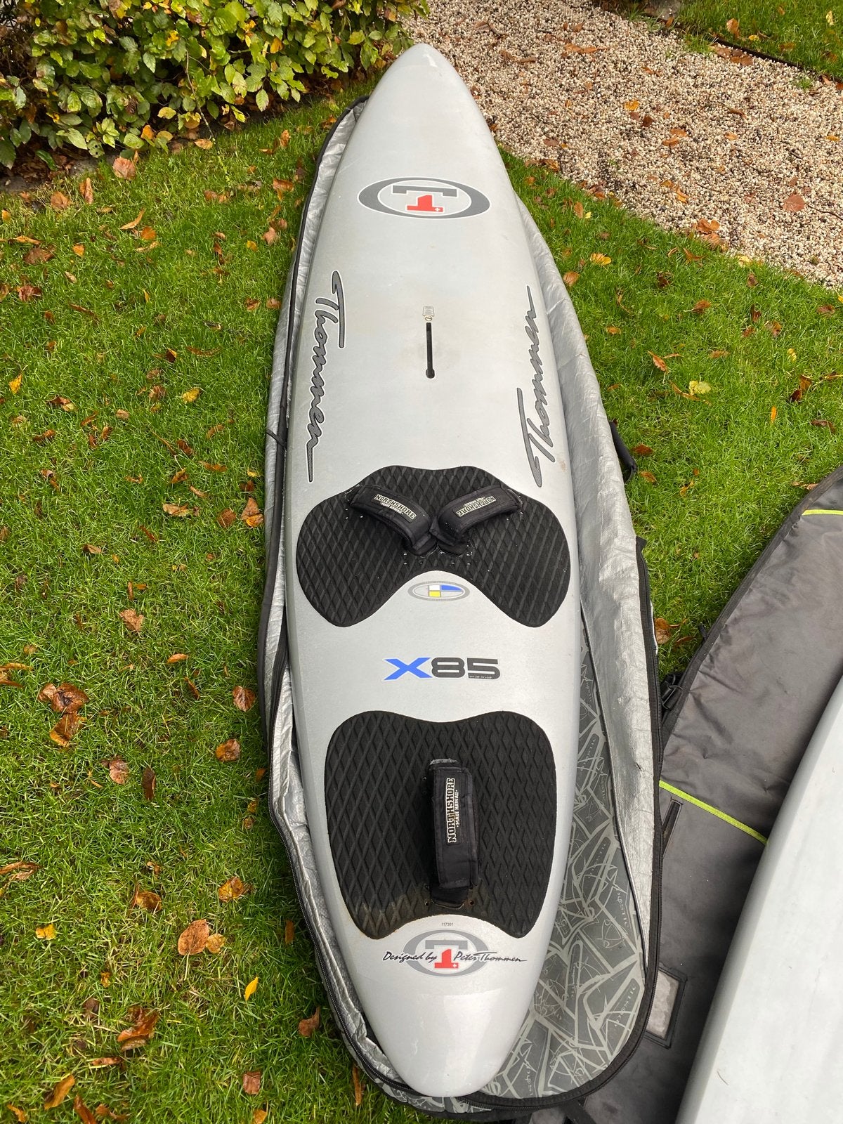 Thommen X85, Watersport en Boten, Windsurfen, Gebruikt, Plank, Overige merken, Minder dan 250 cm, Met voetbanden, Ophalen of Verzenden
