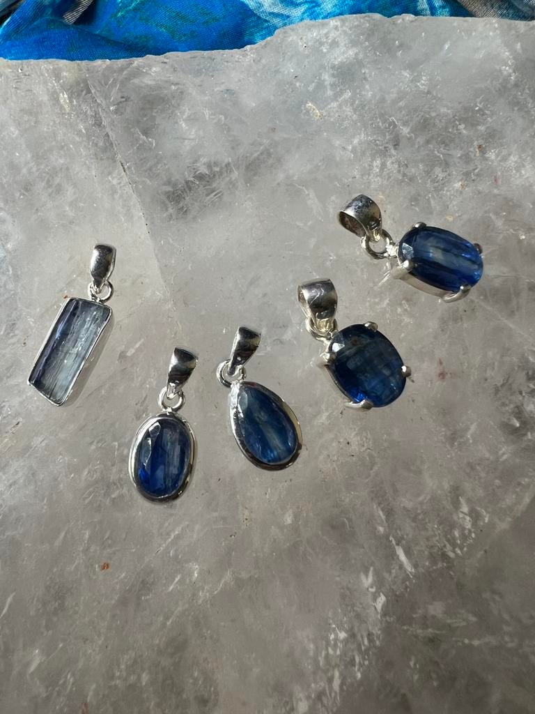 Kyaniet hanger beschermt intuïtie hoge trilling magie uniek, Blauw, Nieuw, Ophalen of Verzenden, 17 tot 18