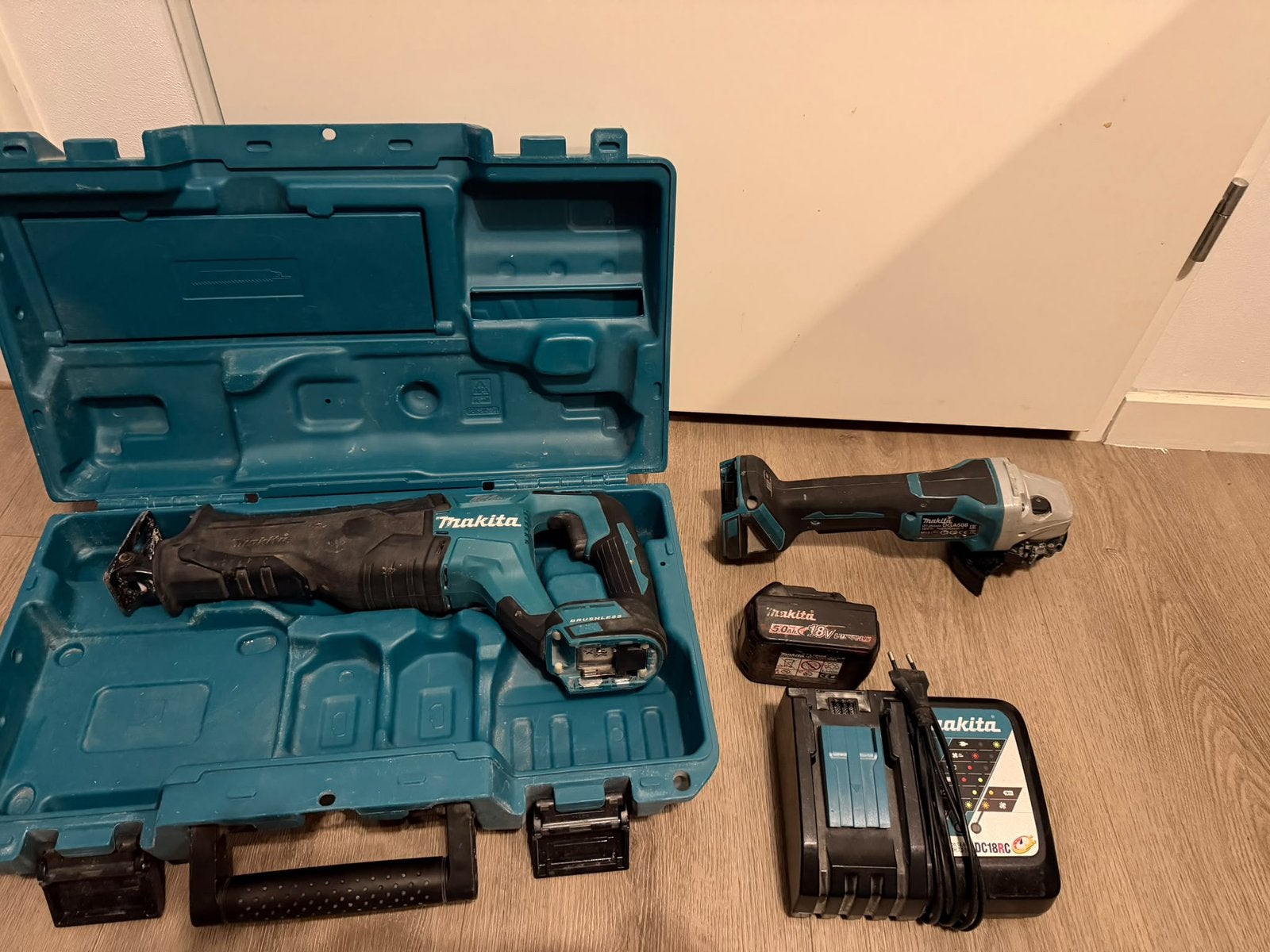 Makita 18V set – reciprozaag + haakse slijper + accu + lader, Ophalen, Zo goed als nieuw