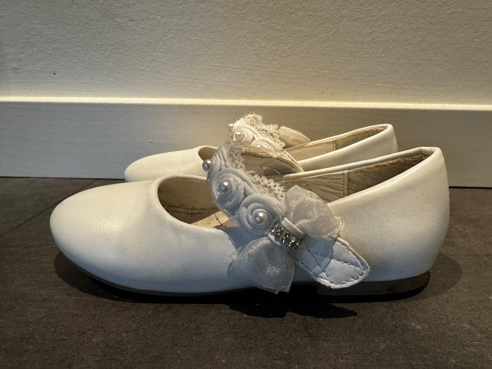 Witte schoenen met strikjes en parels - Maat 29, Kinderen en Baby's, Kinderkleding | Schoenen en Sokken, Ophalen of Verzenden