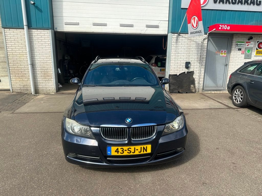 BMW 3-serie Touring 330xi High Executive, Auto's, BMW, Zwart, 2996 cc, Vierwielaandrijving, 93 €/maand