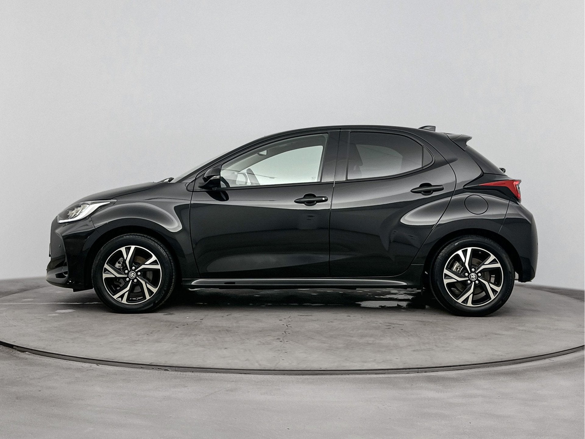 Toyota Yaris 1.5 Hybrid 115 First Edition | Parkeersensoren, Auto's, 12 maanden, Euro 6, Zwart, 1490 cc
