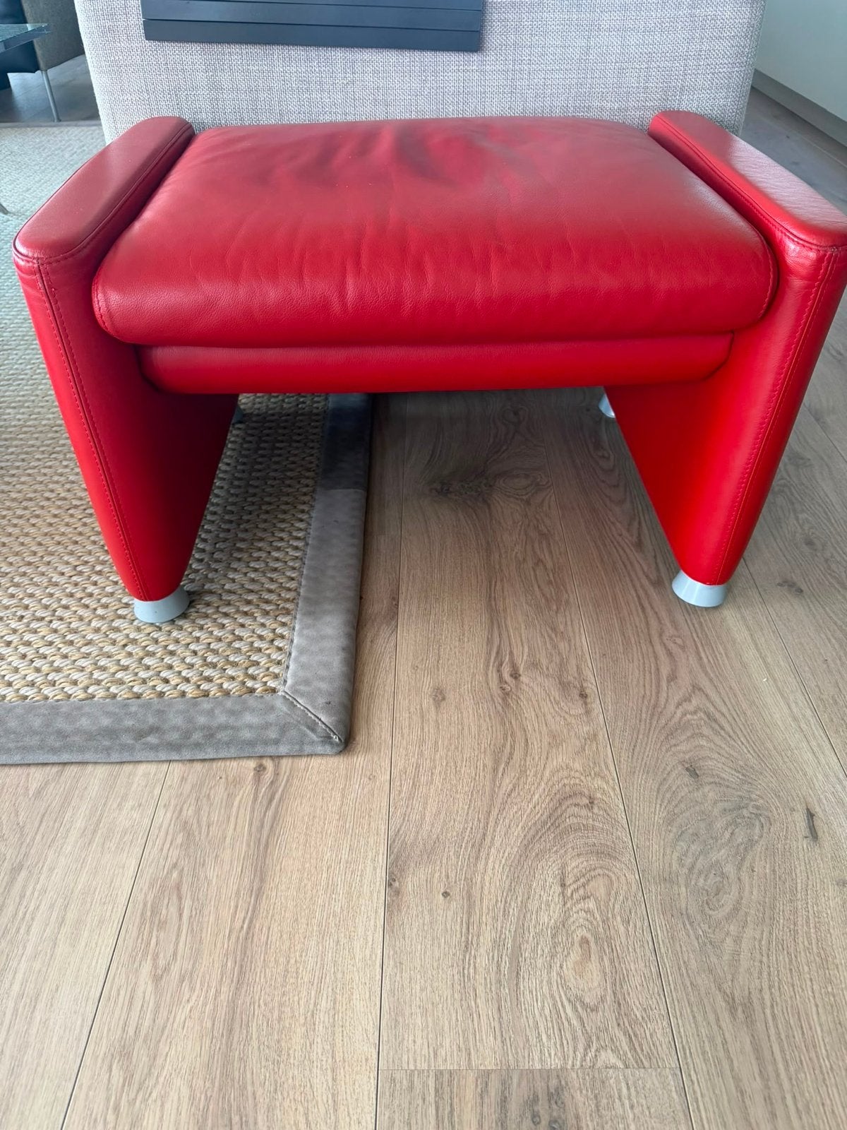 Leolux design voetensteun Ferrari rood leer model Fidamigo., Ophalen, 125 cm of meer, Leer, Zo goed als nieuw