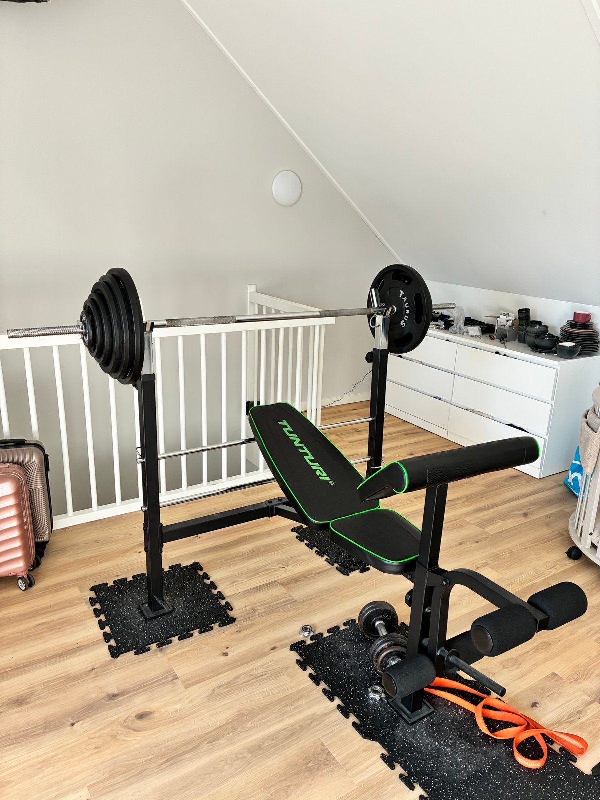 Tunturi Krachtstation met halterbank en 120kg aan gewichten, Sport en Fitness, Ophalen, Benen, Krachtstation, Zo goed als nieuw