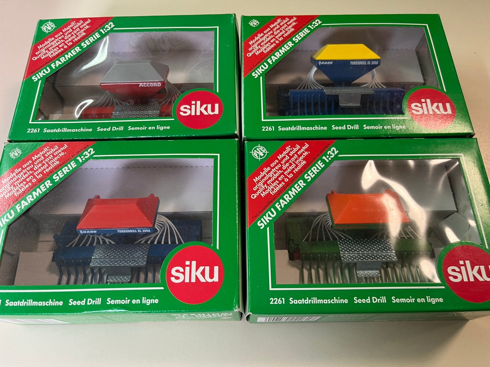 Vier zaaimachines in speciale kleuren gespoten Siku 2261, Ophalen of Verzenden, Nieuw, Tractor of Landbouw, SIKU
