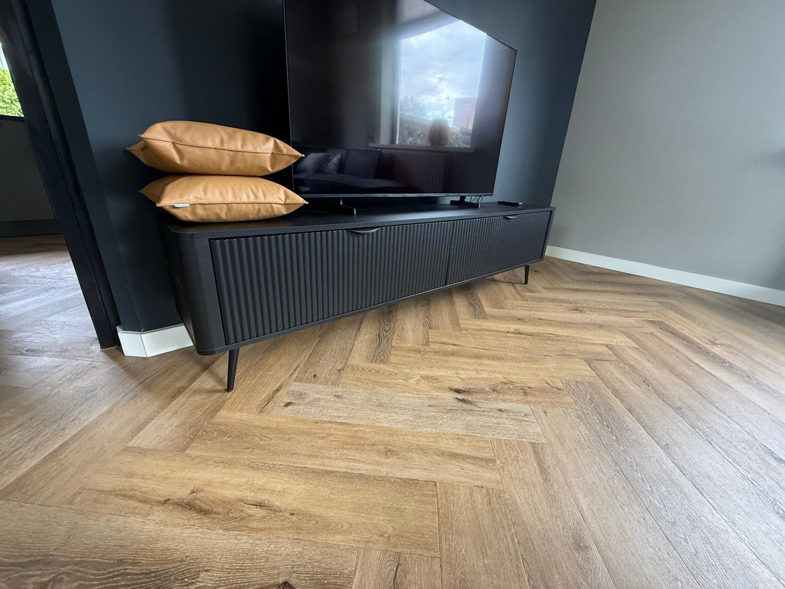 Moderne zwarte tv-kast met ribbeldesign, Ophalen, Overige materialen, 100 tot 150 cm, Zo goed als nieuw