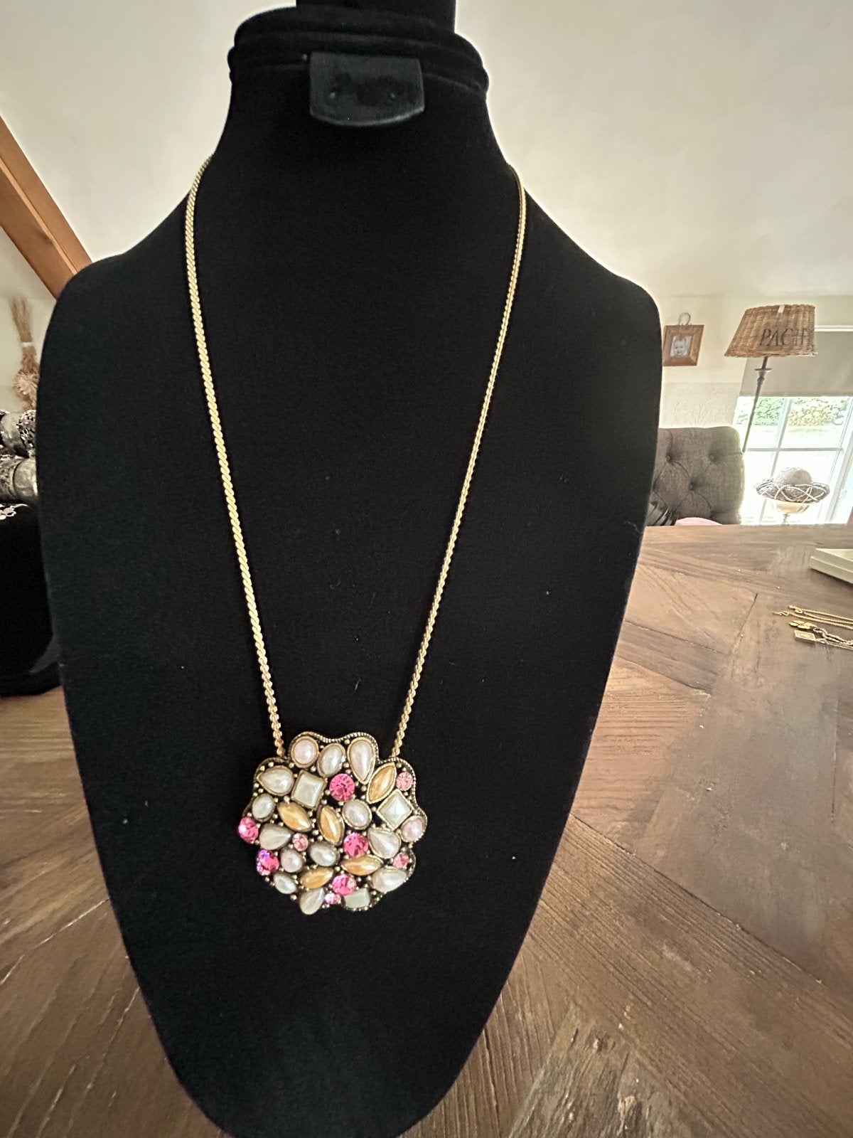 Vergulde ketting met hanger, roze en witte stenen, Overige materialen, Geel, Ophalen of Verzenden, Zo goed als nieuw