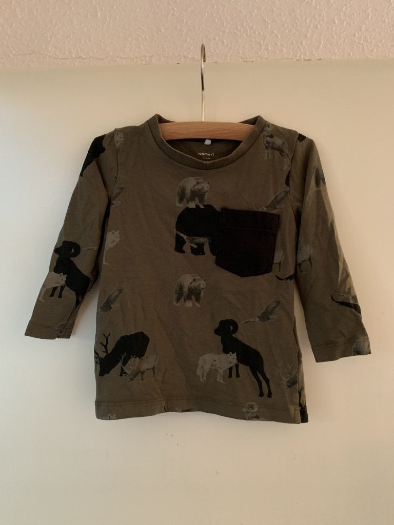 Khaki truitje van Name It. Maat 80, Kinderen en Baby's, Babykleding | Maat 80, Truitje of Vestje, Ophalen of Verzenden, Zo goed als nieuw