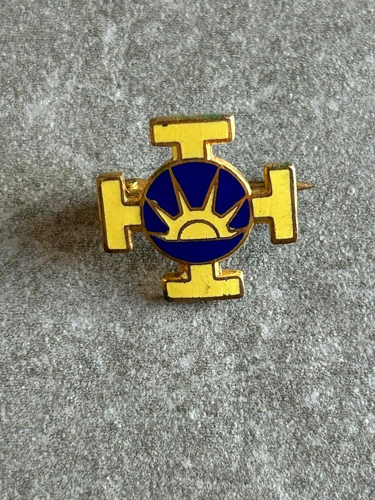 Blauw Geel (kruis met rijzende zon) broche speldje, Ophalen of Verzenden, Overige onderwerpen, Speldje of Pin