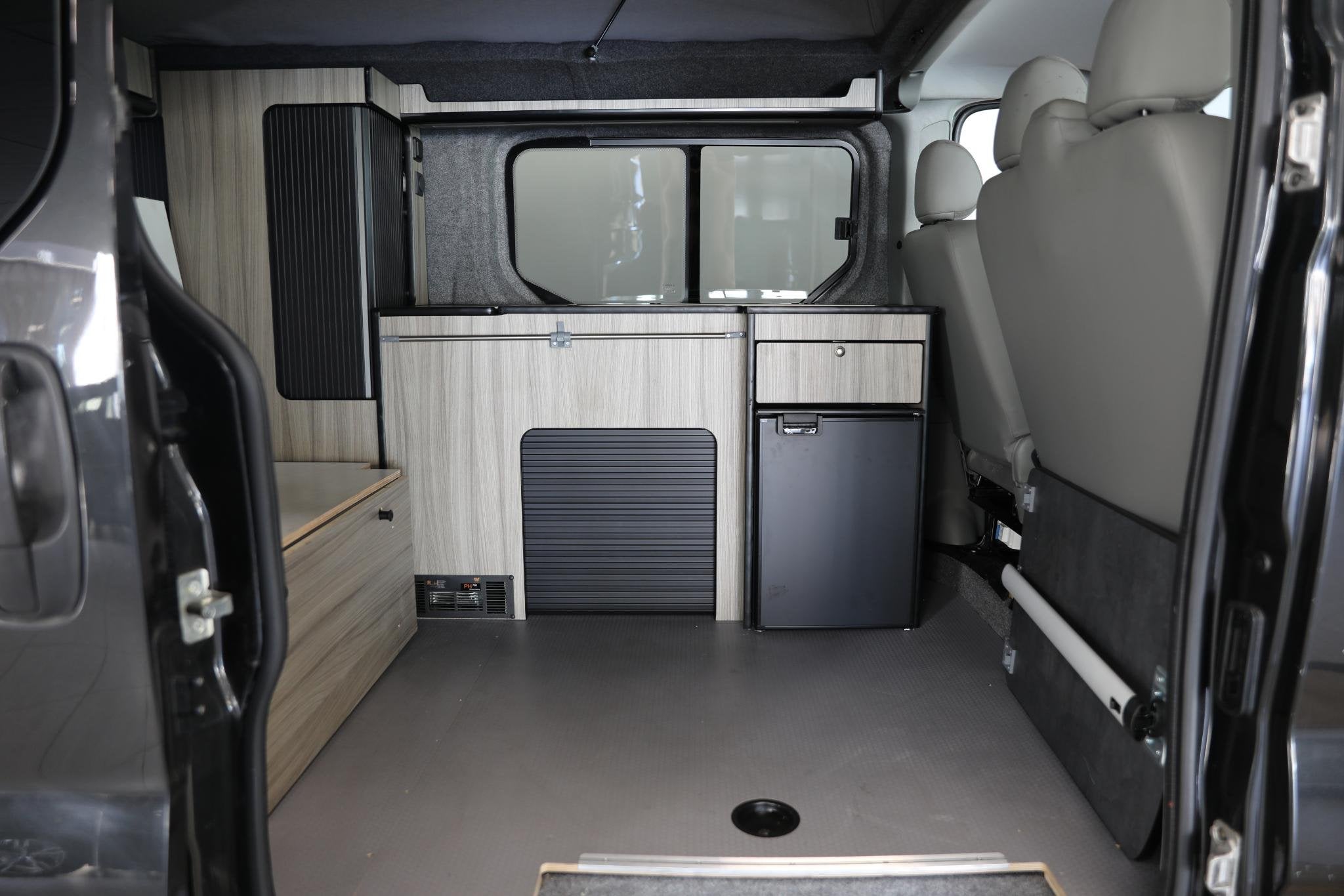 Renault Trafic 2.5dCi 145PK Automaat Buscamper 5 persoons, t, Caravans en Kamperen, Campers, Buscamper of Camperbus, Reservewiel