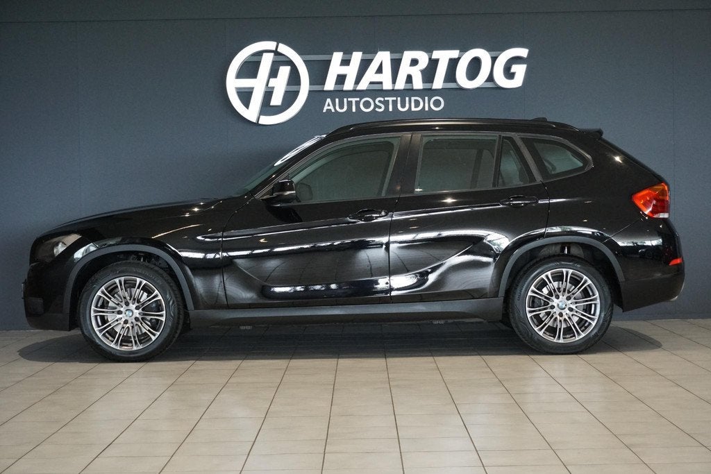BMW X1 sDrive18i 150PK + AFN. TREKHAAK / STOELVERWARMING, Euro 6, 4 cilinders, 150 pk, Zwart
