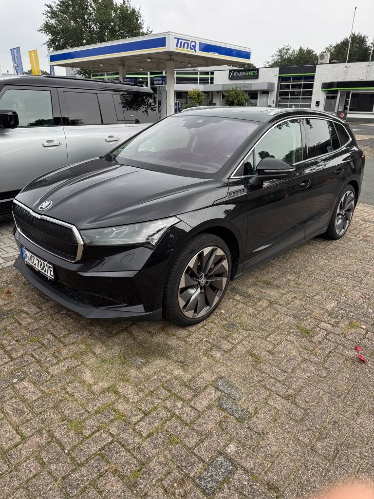 Škoda Enyaq iV 80 – Zwart Metallic – Panoramadak & Leder, Auto's, Automaat, Achterwielaandrijving, Zwart, Zwart