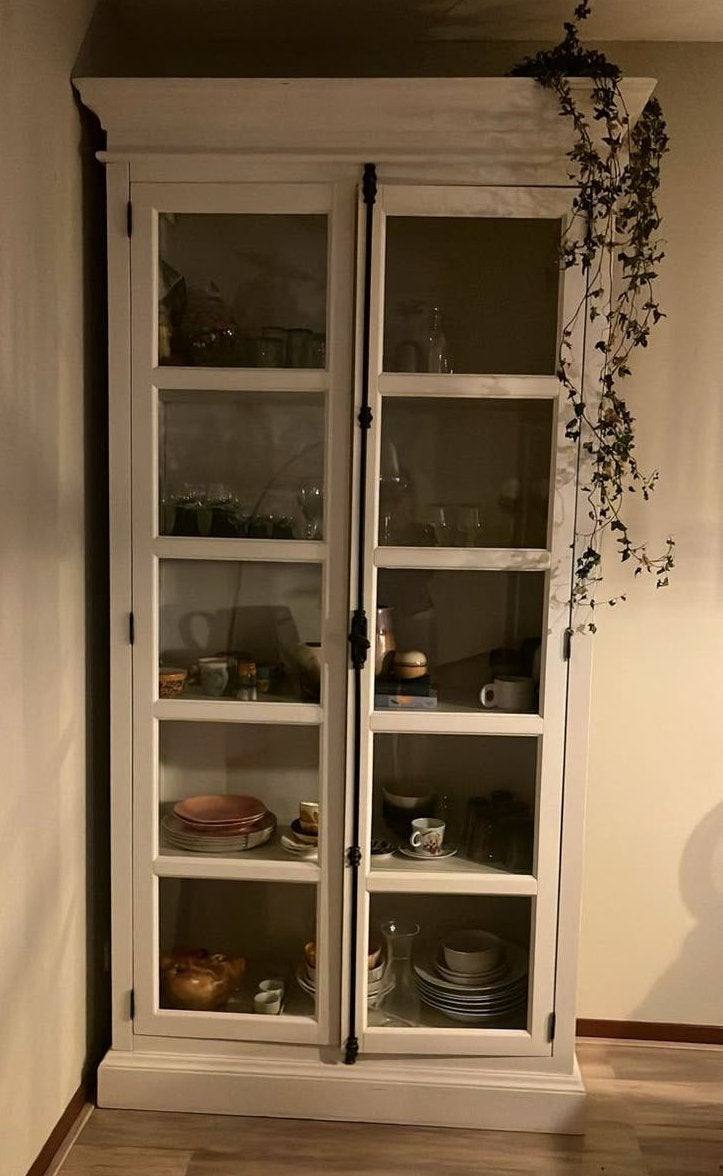 Klassieke witte hoge buffetkast, Huis en Inrichting, Kasten | Vitrinekasten, Ophalen, 100 tot 150 cm, 200 cm of meer, Zo goed als nieuw